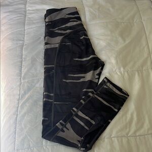 Camouflage Leggings Black & Grey /Side pockets Size Large